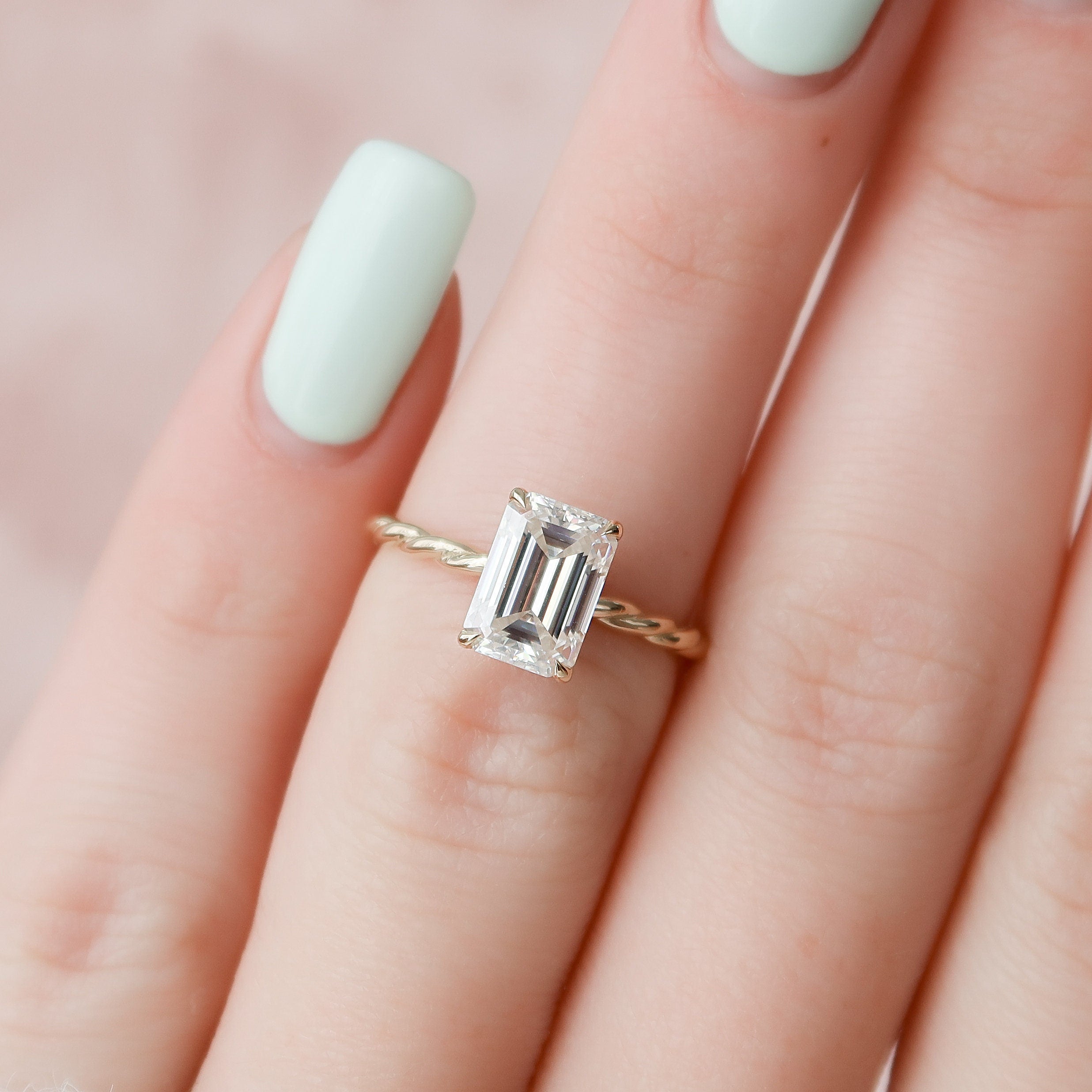 2.0 CT Emerald Twisted Band & Solitaire Moissanite Engagement Ring 3